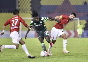 PENYERANG Melaka United, Ifedayo Olusegun (tengah) diapit dua pemain KL City dalam, Muhammad Hadin Azman (kiri) dan Paulo Josue dalam aksi Liga Super di Stadium Hang Jebat, Paya Rumput malam ini. - UTUSAN/RASUL AZLI SAMAD