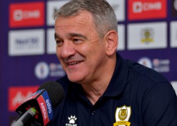 ‘MOOD’ Mehmet Durakovic cukup baik ketika berada dalam sidang akhbar selepas perlawanan di antara Perak dan UiTM FC di Stadium Perak, Ipoh kelmarin. - UTUSAN/ZULFACHRI ZULKIFLI