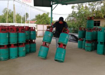 NUR Khairunnisa Abdullah atau dikenali sebagai ‘Mek Gas’ berkebolehan mengendalikan empat tong gas serentak bagi dihantar kepada pelanggan selain mampu memandu lori dan trak forklift di Chukai, Kemaman. – UTUSAN/NIK NUR IZZATUL HAZWANI NIK ADNAN