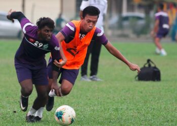 S. Deevan Raj (kiri) menjalani latihan menjelang perlawanan bertemu Perak di Stadium Hang Tuah, Melaka hari ini. - UTUSAN/ RASUL AZLI SAMAD