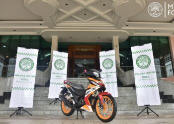 Motosikal Honda RS150 menanti peminat bertuah yang hadir ke Stadium Hang Jebat esok untuk aksi Liga Super di antara Melaka United menentang Selangor.