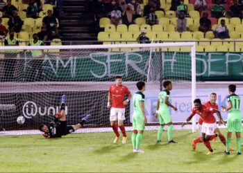 PEMAIN KL City, J. Partiban (empat, kanan)  ketika meraikan gol pasukannya. - UTUSAN/AZLI SAMAD