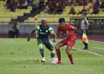 KAPTEN Melaka United, Sony Norde  (kiri) bersaing dengan pemain Negeri Sembilan, Che Rashid Che Halim (kanan) dalam aksi Liga Super di Stadium Hang Jebat, Paya Rumput, Melaka, malam semalam.-UTUSAN/RASUL AZLI SAMAD