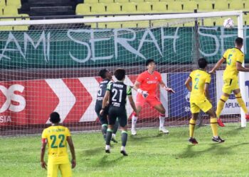 PERTAHANAN Kedah,  Marc Vales (kanan) menanduk bola ke gawang Melaka United dalam aksi Liga Super di Stadium Hang Jebat, Paya Rumput malam ini. - UTUSAN/ RASUL AZLI SAMAD