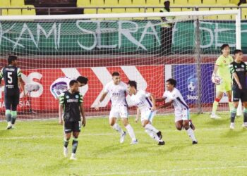 SHARUL Nizam Mohd. Nadzir (tengah) meraikan gol penyamaan Sri Pahang ketika menentang Melaka United dalam aksi Liga Super di Stadium Hang Jebat, Paya Rumput kelmarin. – UTUSAN/RASUL AZLI SAMAD
