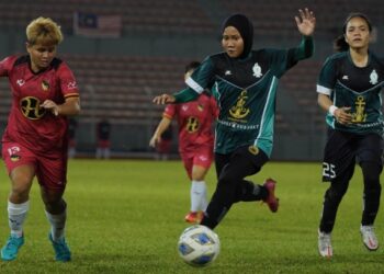 AKSI pemain Melaka United (jersi hijau) ketika menentang Negeri Sembilan dalam perlawanan akhir Piala Tun Sharifah Rodziah di Stadium Bola Sepak Kuala Lumpur, Cheras malam ini. - UTUSAN/AMIR KHALID