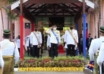 MOHD. Ali Mohd. Rustam (tengah) disambut Ketua Menteri Melaka, Datuk Seri Sulaiman Md. Ali (kiri) dan Yang Dipertua DUN Melaka, Datuk Seri Ab. Rauf Yusoh (kanan) pada Perasmian Istiadat Kawalan Kehormatan bagi Persidangan Pertama, Penggal Keempat, DUN Melaka ke-14 di Dataran Seri Negeri, Melaka. - FOTO/RASUL AZLI SAMAD