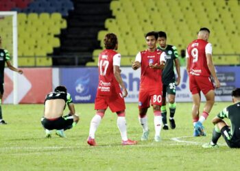 PEMAIN Melaka United tidak mampu menahan kecewa selepas tumpas 0-1 kepada Sabah dalam saingan Liga Super di Stadium Hang Jebat, Paya Rumput, Melaka kelmarin. - UTUSAN/RASUL AZLI SAMAD