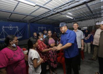 MOHD. RIDHWAN Mohd. Ali menyantuni para pengundi berbilang kaum dalam siri kempen di Parlimen Hang Tuah Jaya, Melaka. 
– UTUSAN/AMRAN MULUP