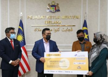 SULAIMAN Md. Ali (dua dari kiri) menyampaikan geran Dana Bantuan Kasih Niaga di Seri Negeri, Ayer Keroh, Melaka. - FOTO/MUHAMMAD SHAHIZAM TAZALI