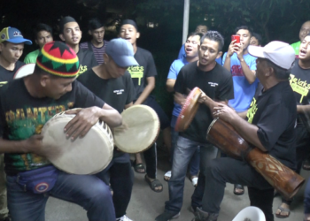 PENDUDUK memalu gendang dan kompang sambil menyanyi 
dalam program ketuk-ketuk sahur di Pengkalan Rama Pantai, Melaka. – UTUSAN/AMRAN MULUP