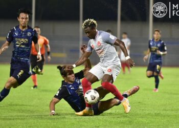 AKSI Melaka United (baju putih) ketika menentang Penang FC di Stadium Bandaraya, Pulau Pinang malam ini. - IHSAN MELAKA UNITED FC