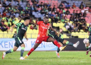 PERTAHANAN Mekaka United,  Mohd. Fadhli Shas (kanan) bersaing dengan penyerang Sarawak United, Francis Kone dalam aksi Liga Super di Stadium Hang Jebat, Paya Rumput kelmarin. - UTUSAN/RASUL AZLI SAMAD