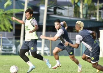 MELAKA United turun berdepan Sabah di Likas esok dengan misi membawa pulang tiga mata dalam aksi Liga Super. - IHSAN MELAKA UNITED