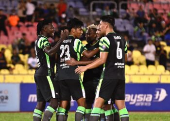 PEMAIN Melaka United meraikan jaringan ke atas Penang FC dalam aksi Liga Super malam ini. - IHSAN MELAKA UNITED
