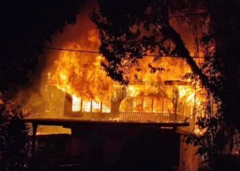 KEADAAN api yang marak dalam kejadian kebakaran sebuah rumah di Kampung Pak Madah, Bukit Payung, Marang, Terengganu, malam tadi.