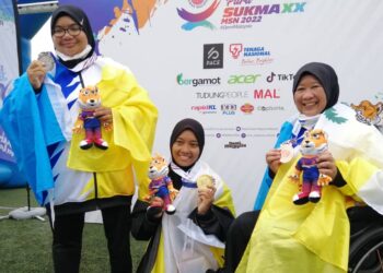 NUR JANNATON (tengah) meraikan pingat emas yang dimenangi sambil diapit pemenang perak dan gangsa, Nazirah (kanan) serta Nor Sa’adah di Padang MSN, Bukit Jalil, Kuala Lumpur, hari ini. - UTUSAN/AIZAWATI AHMAD