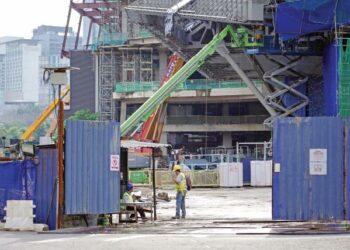 Menara Merdeka 118 yang masih dalam pembinaan menarik perhatian ramai apabila dua warga Russia menceroboh dan merakam klip video di puncaknya.