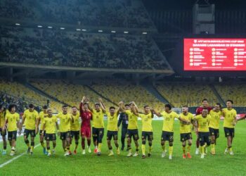 PEMAIN Malaysia meraikan kejayaan menumpaskan Singapura 4-1 dalam aksi terakhir Kumpulan B di Stadium Nasional Bukit Jalil kelmarin, sekali gus mengesahkan tiket separuh akhir Piala AFF 2022. - UTUSAN/MUHAMAD IQBAL ROSLI