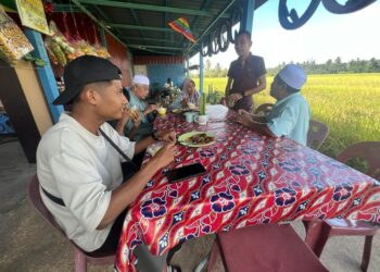ZULKIFLI Ismail (dua dari kanan) melayan pelanggan di warungnya di Kampung Sungai Padang, Arau semalam. – UTUSAN/ASYRAF MUHAMMAD