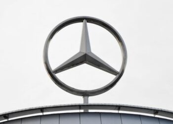 PUSAT logistik selepas jualan Mercedes-Benz di Johor Bahru akan ditumpukan sebagai tapak pengedaran untuk alat ganti. - GAMBAR HIASAN/AFP