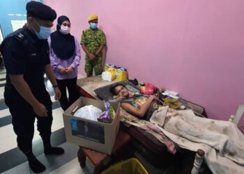 CYRIL Edrward Nuing (kiri) menyerahkan sumbangan kepada  penduduk sempena Op Bantu Daerah Mersing di Kampung Seri Pantai, Mersing, Johor hari ini.