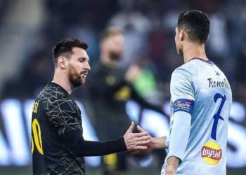 LIONEL Messi (kiri) ketika membantu PSG menentang kelab Ronaldo, Al Nassr dalam aksi persahabatan.