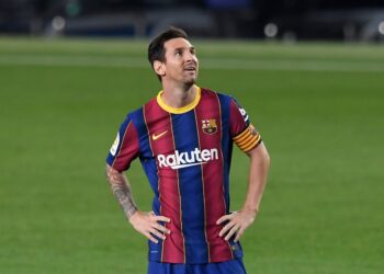 LIONEL Messi tersenyum selepas perlawanan La Liga menentang  Villarreal di Camp Nou, awal pagi tadi. - AFP