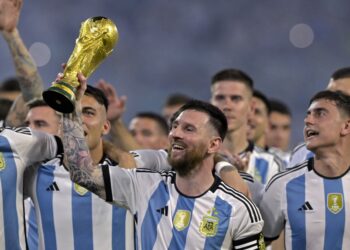 LIONEL Messi (tengah) menjulang replika trofi Piala Dunia bersama rakan sepasukan sejurus selepas membantu Argentina menumpaskan Curacao dalam aksi persahabatan di Stadium Madre de Ciudades, Santiago del Estero hari ini. - AFP