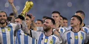 LIONEL Messi (tengah) menjulang replika trofi Piala Dunia bersama rakan sepasukan sejurus selepas membantu Argentina menumpaskan Curacao dalam aksi persahabatan di Stadium Madre de Ciudades, Santiago del Estero hari ini. - AFP