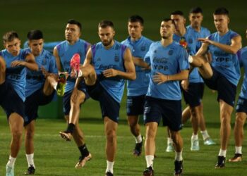 PEMAIN Argentina menjalani latihan di Universiti Qatar, Doha semalam dalam persiapan menghadapi Perancis pada perlawanan akhir  Piala Dunia 2022 esok. – AFP
