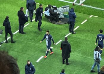 REAKSI Lionel Messi ketika Paris Saint-Germain menentang Lyon dalam perlawanan Ligue 1 di Stadium Parc des Princes, Paris semalam.
