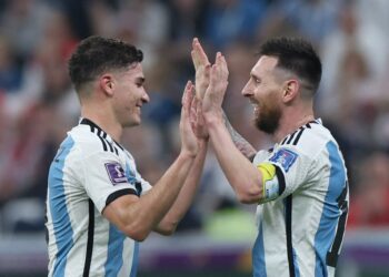 GANDINGAN Lionel Messi dan Julian Alvarez menjadi sandaran Argentina untuk merobek gawang Perancis pada perlawanan akhir Piala Dunia Qatar. - AFP