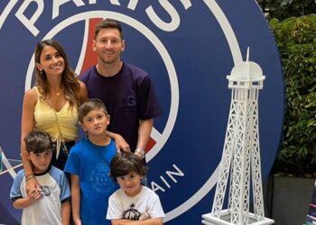 LIONEL Messi bersama keluarganya.