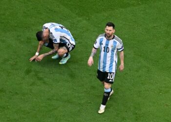 LIONEL Messi melangkah longlai meninggalkan padang selepas Argentina tumpas 1-2 kepada Arab Saudi dalam aksi pembukaan Kumpulan C, Piala Dunia 2022 di Stadium Lusail hari ini. - AFP