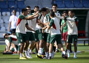 PEMAIN pertahanan Mexico, Kevin Alvarez (tengah) bergurau dengan rakan sepasukan dalam latihan di Doha, semalam. - AFP