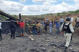 PASUKAN penyelamat berusaha sedaya upaya mengeluarkan tujuh pekerja lombong yang terperangkap di lombong arang batu di Coahuila, Mexico. - GUARDIA NACIONAL