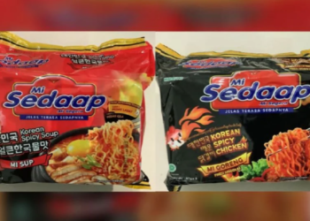 Dua produk Mi Sedaap yang didakwa beracun oleh kerajaan Singapura.