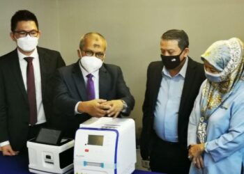 (DARI kiri) Ketua Pegawai Eksekutif Dataprep Asia Sdn Bhd, Phua Kia Joo; Datuk Dr Khalid Ibrahim; Kapten Mahadzir Mansor dan presiden MiTDA, Datuk Noorzaleha Baharudin bersama peralatan teknologi Korea yang digunakan untuk ujian Real Time ( RT) PCR ,( molecular) yang boleh memberikan keputusan saringan 100 peratus dalam tempoh satu jam.