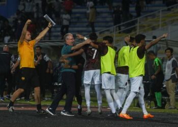 Michael Feichtenbeiner (dua, kiri) meraikan kemenangan Selangor bersama pemainnya ketika menyingkirkan Kuala Lumpur City pada pusingan kedua Piala FA di Stadium Majlis Bandaraya Petaling Jaya kelmarin. – MINGGUAN/SHIDDIEQIIN ZON