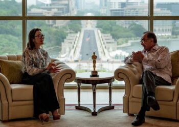 ANWAR Ibrahim berbual mesra dengan Michelle Yeoh ketika pelakon Pelakon Wanita Terbaik Oscar itu melakukan kunjungan hormat di pejabatnya di Putrajaya, semalam. - FOTO/FB PERDANA MENTERI