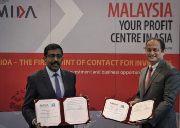 Timbalan Ketua Pegawai Eksekutif Promosi Pelaburan MIDA, S.Sivasuriyamoorthy bersama Pengarah Urusan MAERSK Thailand, Malaysia, dan Singapura, Rupesh Jain bertukar dokumen perjanjian selepas Majlis Menandatangi Memorandum Persefahaman antara Lembaga Pembangunan Pelaburan Malaysia (MIDA) dengan Maersk Logistik dan Perkhidmatan Malaysia Sdn. Bhd. (MAERKS) di MIDA Sentral, Kuala Lumpur pada 29 Ogos 2022. UTUYSAN/FAIZ ALIF AHMAD