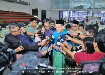 HAMIDIN Mohd. Amin (tengah) ketika ditemui dalam majlis berbuka puasa FAM semalam. - IHSAN FAM