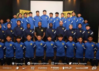 BARISAN pasukan Malaysia yang akan berjuang dalam Kejohanan AFF B-16 di Indonesia.