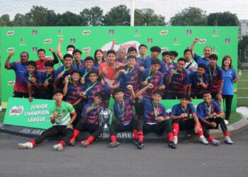 PASUKAN JSA United meraikan kejayaan muncul juara Bawah 17 tahun dalam saingan Liga Juara-Juara Remaja Milo di Setia Alam, semalam.