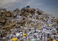Jemaah haji berkumpul di Jabal al-Rahmah menjelang hari wukuh di Arafah. – AFP