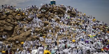 Jemaah haji berkumpul di Jabal al-Rahmah menjelang hari wukuh di Arafah. – AFP