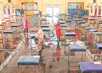 Guru dan kakitangan membersihkan dewan sekolah yang terjejas akibat banjir untuk persediaan pelajar menghadapi peperiksaan  Sijil Pelajaran Malaysia (SPM) di SMK Tengku Ampuan Intan, Kuala Berang, Terengganu, pada Mac lalu. – GAMBAR HIASAN/ PUQTRA HAIRRY