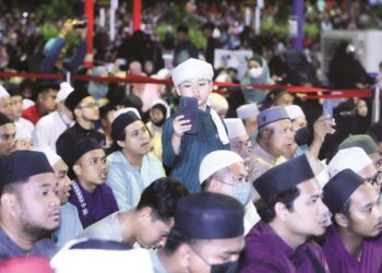 Gelagat seorang kanak-kanak yang menghadiri  Program Bandaraya Melaka Berselawat sempena sambutan Maulidur Rasul di Dataran Bandaraya MBMB, Ayer Keroh, baru-baru ini. – Mingguan/RASUL AZLI SAMAD