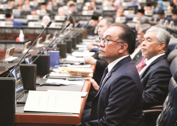 Anwar Ibrahim bersama Timbalan Perdana Menteri,  Datuk Seri Dr. Ahmad Zahid Hamidi pada Mesyuarat Pertama Penggal Pertama Parlimen ke-15 di Bangunan Parlimen, Isnin lalu.– IHSAN JABATAN PENERANGAN MALAYSIA